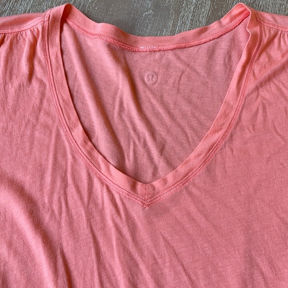 Lululemon Basic Tee Short Sleeve Size 8 - Picture 3 of 10